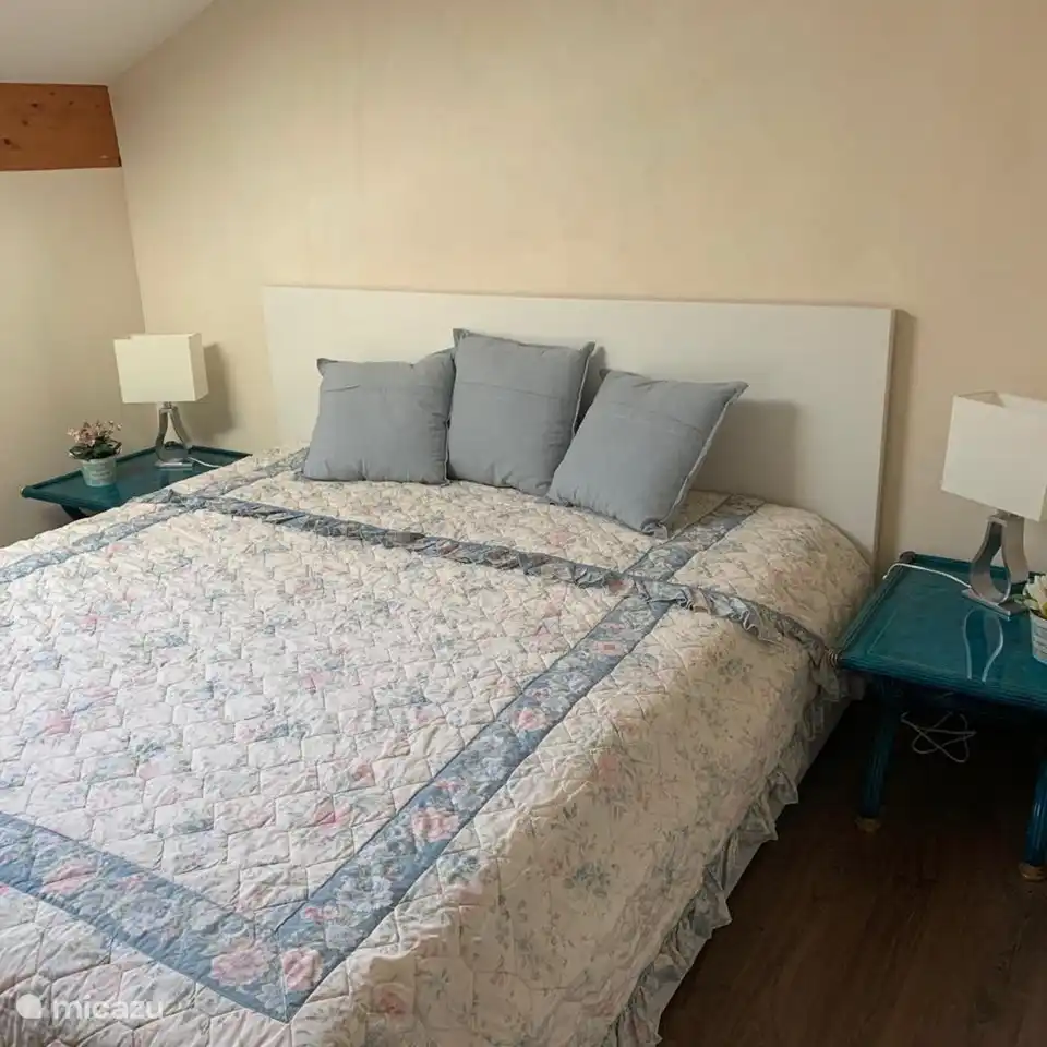 Chambre 2 à l'étage avec une armoire et une chaise. Environ 20 mètres carrés