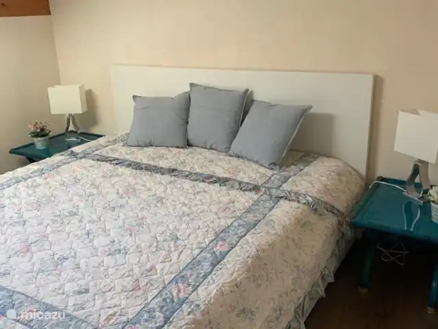 Maison d'amis | France, Gers, Larée - maison de vacances Chambre 2 à l'étage avec une armoire et une chaise. Environ 20 mètres carrés