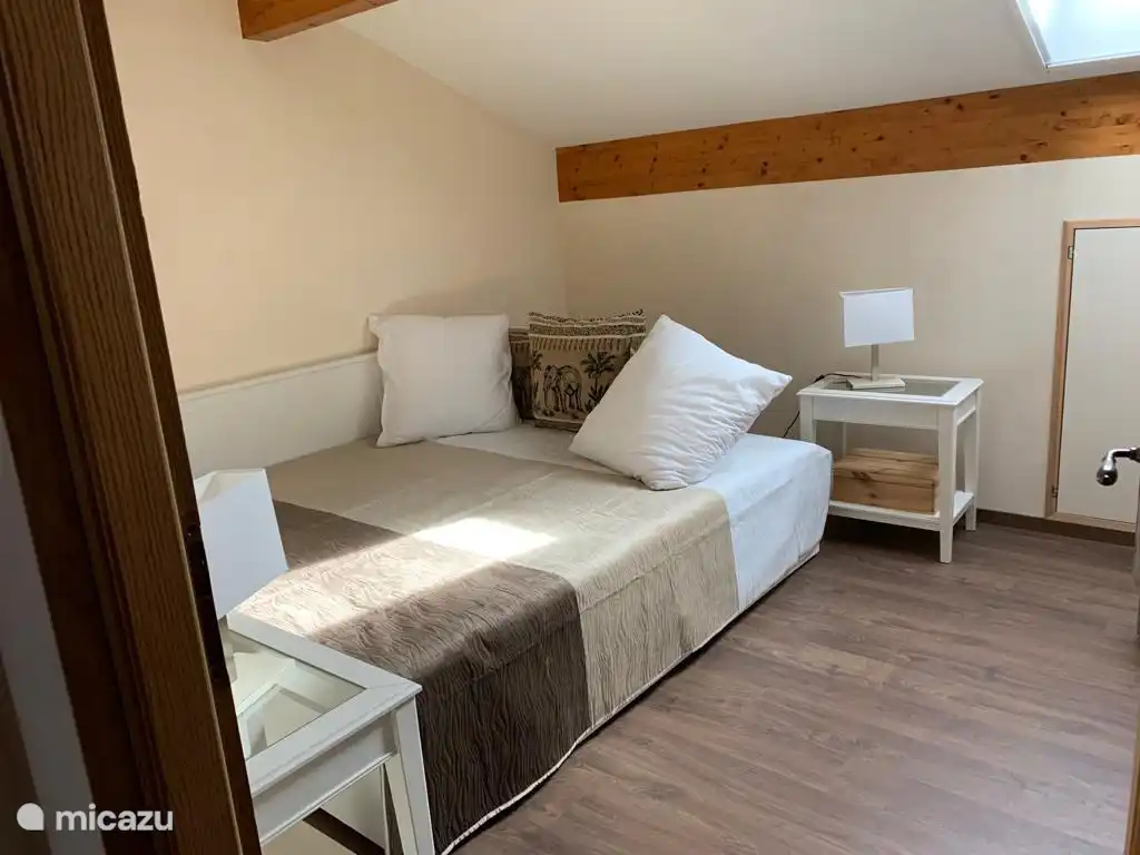 Chambre 3 à l'étage avec un lit box pour un ou deux couchages. Avec placard et siège