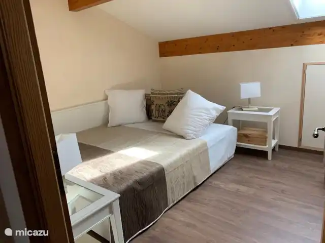 Maison d'amis | France, Gers, Larée - maison de vacances Chambre 3 à l'étage avec un lit box pour un ou deux couchages. Avec placard et siège