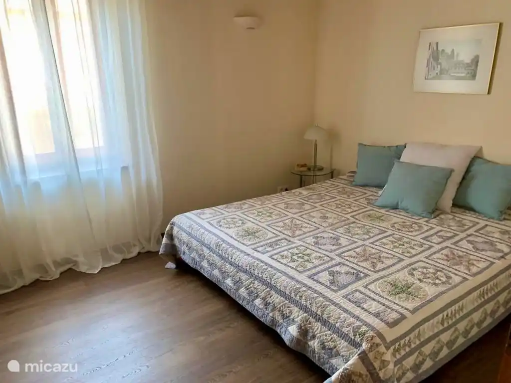 Chambre 1 en bas avec une grande armoire de plus de 20 mètres carrés