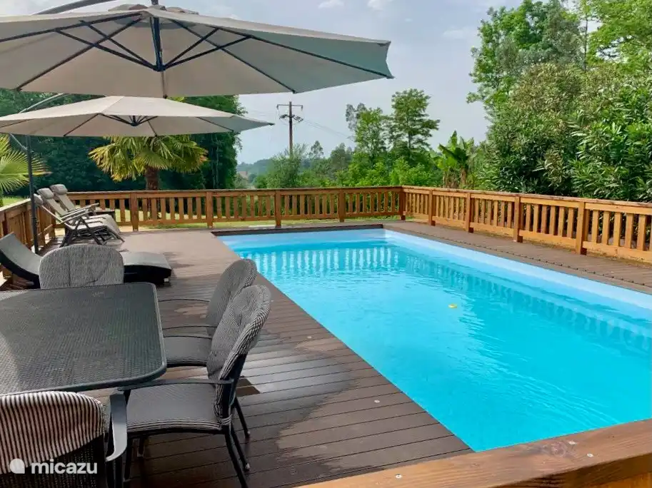 Piscine 10 x 4 avec une grande terrasse, avec une table extérieure pour 6 personnes et un box de jouets pour les enfants