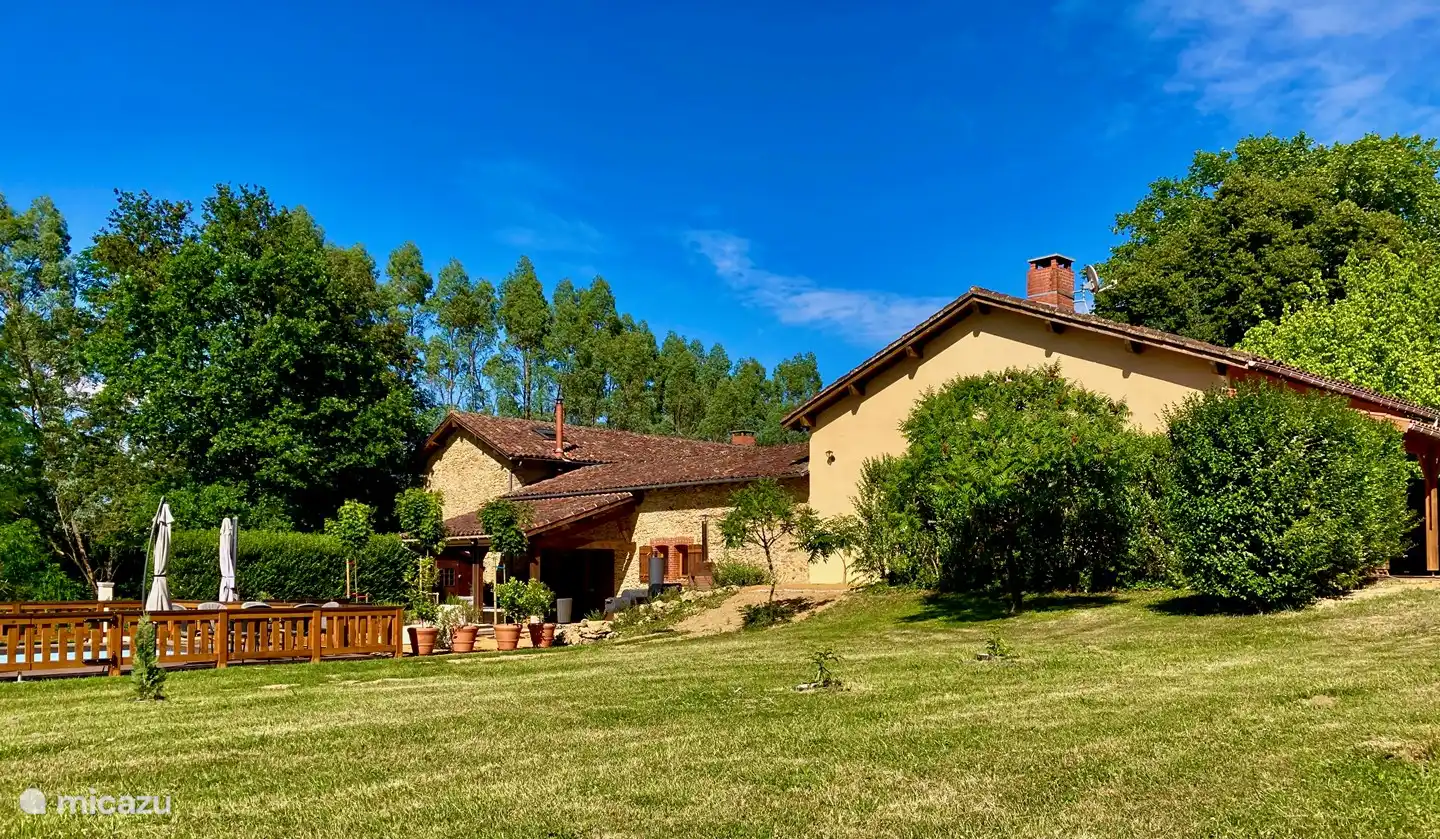 Vue du jardin avec piscine, maison et Maison d'Amis