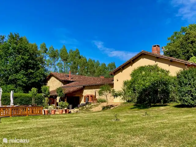 Maison d'amis | France, Gers, Larée - maison de vacances Vue du jardin avec piscine, maison et Maison d'Amis