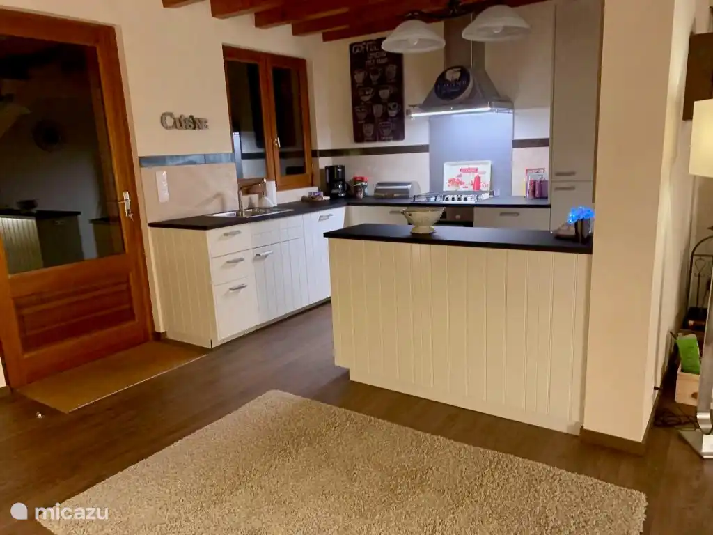 Cuisine avec lave-vaisselle, gazinière, réfrigérateur avec congélateur, grand évier, cafetière et tous les accessoires