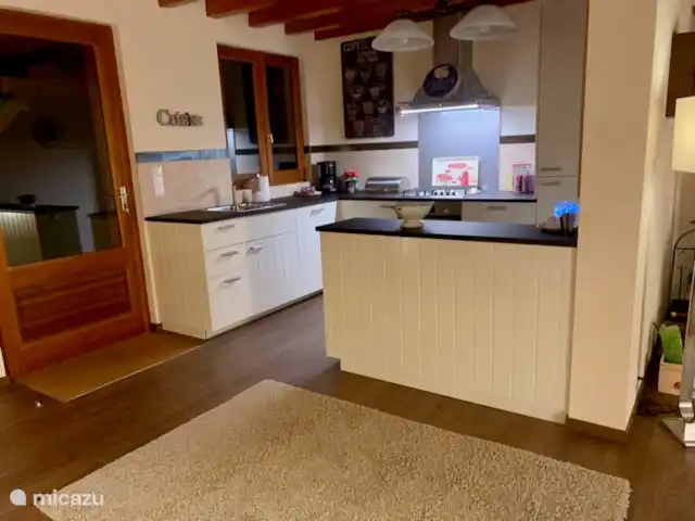 Maison d'amis | France, Gers, Larée - maison de vacances Cuisine avec lave-vaisselle, gazinière, réfrigérateur avec congélateur, grand évier, cafetière et tous les accessoires