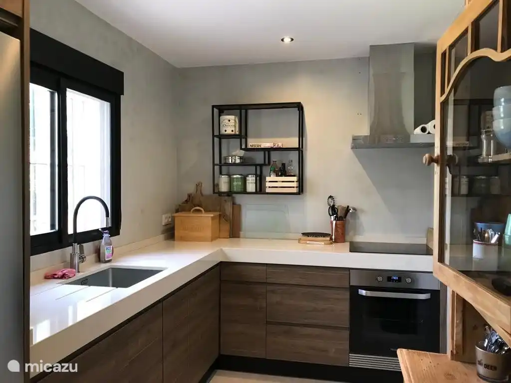 La cocina abierta con nevera, horno y lavavajillas. La cocina está bien equipada para (mín.) 6 personas. 