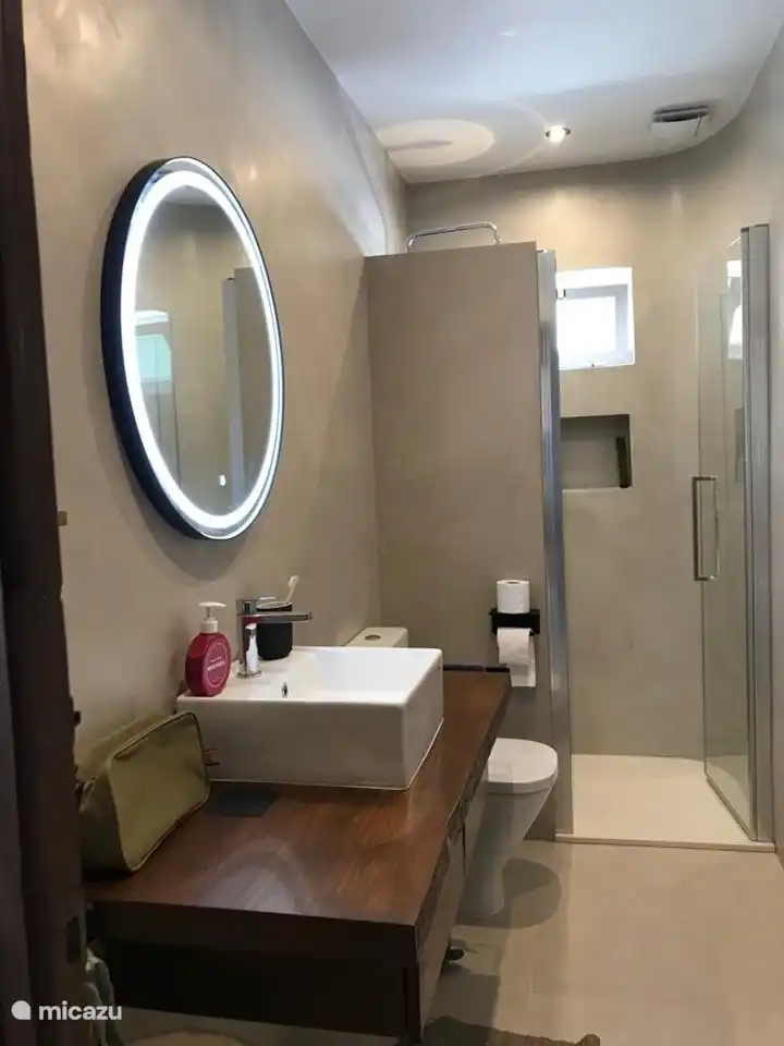 El 2º baño con lavabo, espejo antivaho, inodoro y ducha de lluvia.