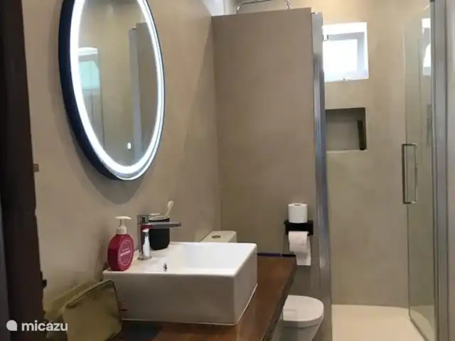 Finca Los Bastienos | Espagne, Costa Blanca, Dénia - villa La 2ème salle de bain avec lavabo, miroir anti-buée, toilettes et douche à effet pluie.