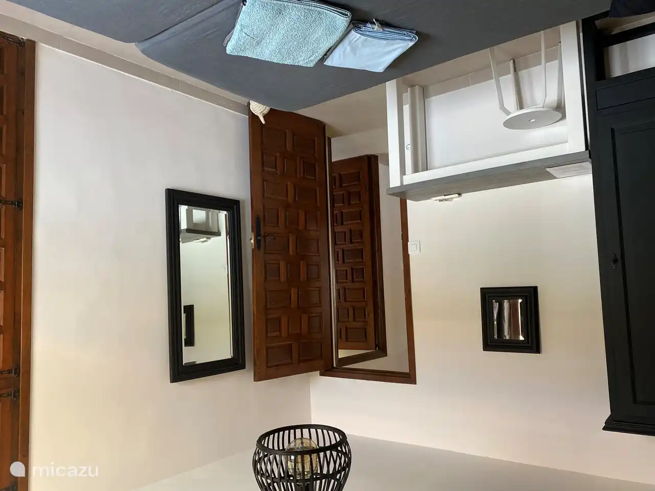 El dormitorio principal tiene una cama doble con colchones separados (90 X 200 cm) y un armario empotrado. 