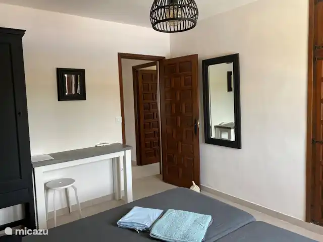 Finca Los Bastienos | Espagne, Costa Blanca, Dénia - villa La chambre principale dispose d’un lit double avec matelas séparés (90 X 200 cm) et d’une armoire encastrée.
