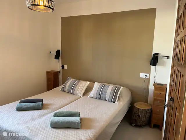 Finca Los Bastienos | Espagne, Costa Blanca, Dénia - villa 2ème chambre (sur le côté est de la maison) avec climatisation. Les lits mesurent 80 cm de large et 200 cm de long. À droite, une armoire encastrée.