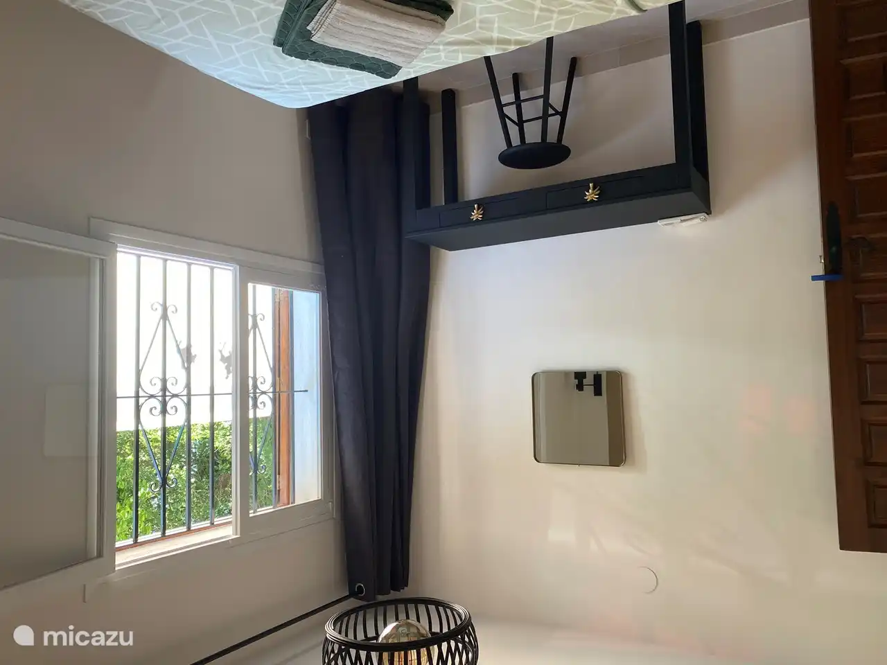  2º Dormitorio con un lugar de trabajo para uno, el otro lo utiliza como tocador.