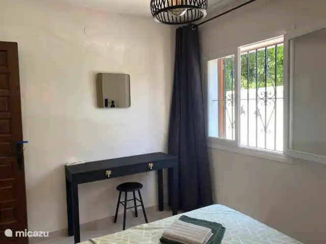 Finca Los Bastienos | Espagne, Costa Blanca, Dénia - villa  2ème chambre avec un lieu de travail pour l’un, l’autre l’utilise comme coiffeuse.