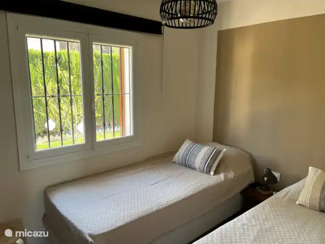 Finca Los Bastienos | Espagne, Costa Blanca, Dénia - villa La 3ème chambre (côté sud) avec climatisation dispose d’une armoire intégrée et de 2 lits de 90 x 200 cm.