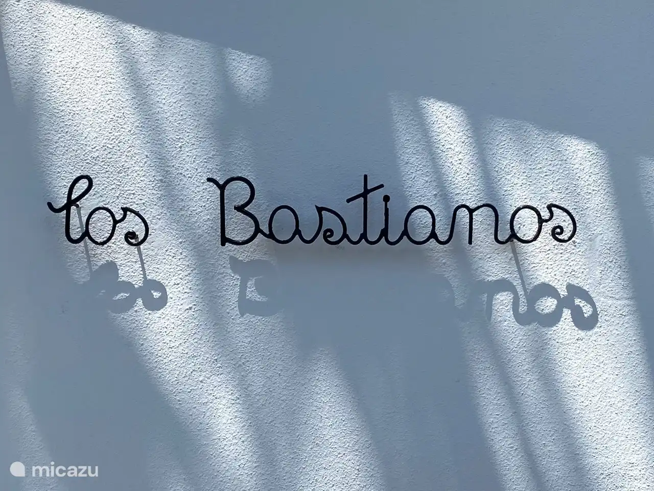 Desde su construcción (en 1974) la casa ha recibido el apropiado nombre (de familia) Los Bastianos.