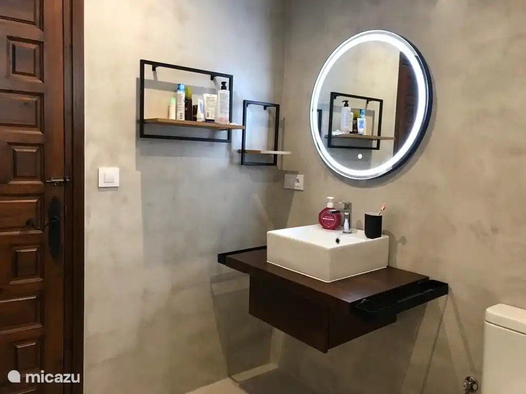 El primer baño también tiene un pequeño ventilador (frío/calor) encima de la puerta (fuera de la vista).