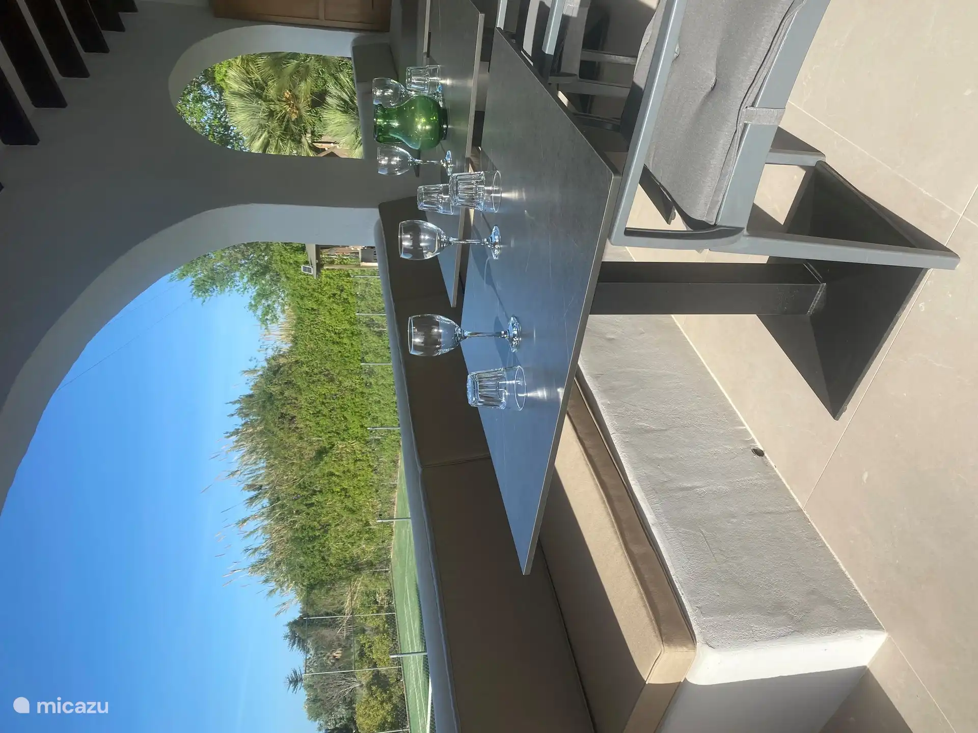 El porche cubierto tiene muchos asientos... Un lugar encantador para refrescarse y disfrutar de un buen almuerzo....