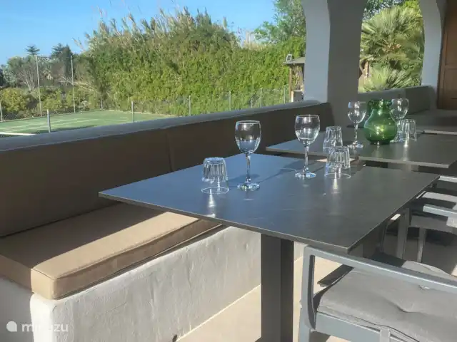 Finca Los Bastienos | Espagne, Costa Blanca, Dénia - villa Le porche couvert a beaucoup de places assises... Un endroit charmant pour se rafraîchir et profiter d’un bon déjeuner....