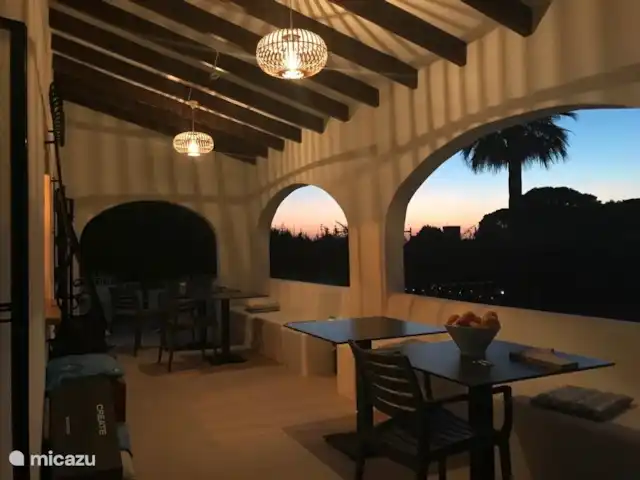 Finca Los Bastienos | Espagne, Costa Blanca, Dénia - villa La véranda au coucher du soleil. La taille de la véranda (« naya ») est d’environ 7 mètres de long sur 4 mètres de large.