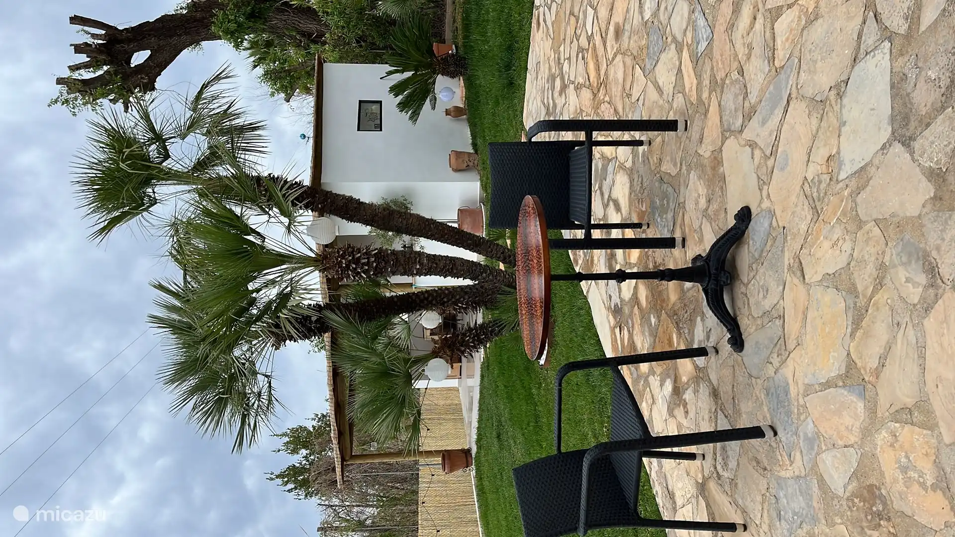 Disponemos de varias zonas de estar, con la nueva cocina exterior al fondo.