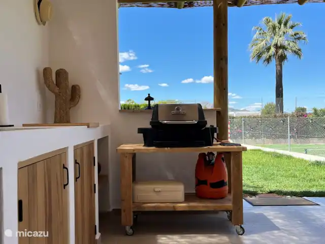 Finca Los Bastienos | Espagne, Costa Blanca, Dénia - villa La cuisine extérieure est équipée d’un barbecue, d’un petit réfrigérateur, d’eau chaude et froide et de divers ustensiles de cuisine.