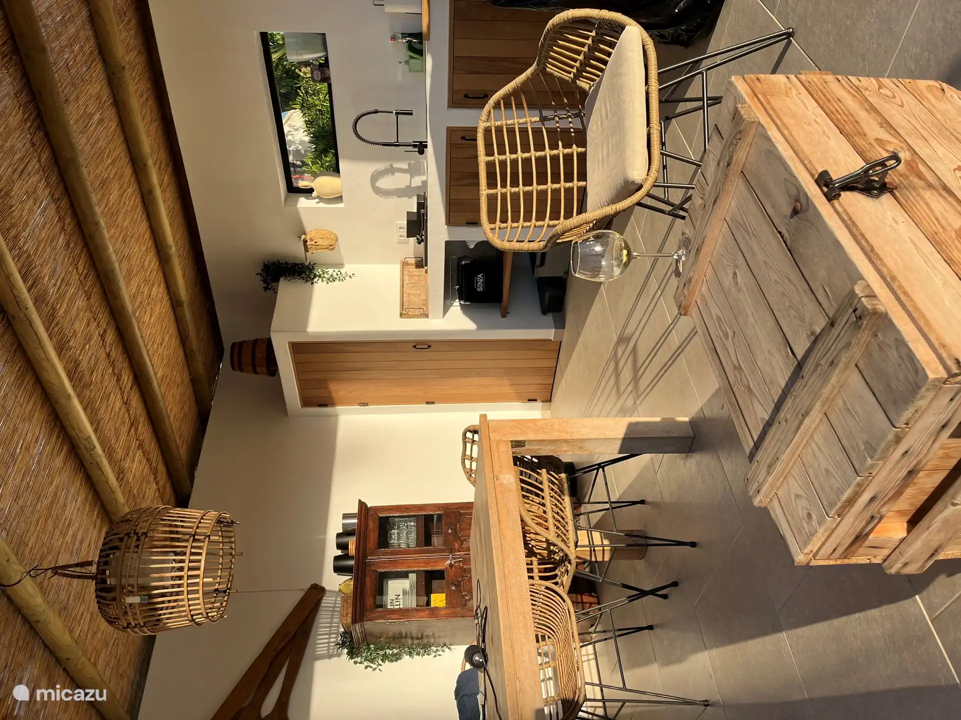 Primer plano de la cocina al aire libre, ¡un lugar encantador para cenar!