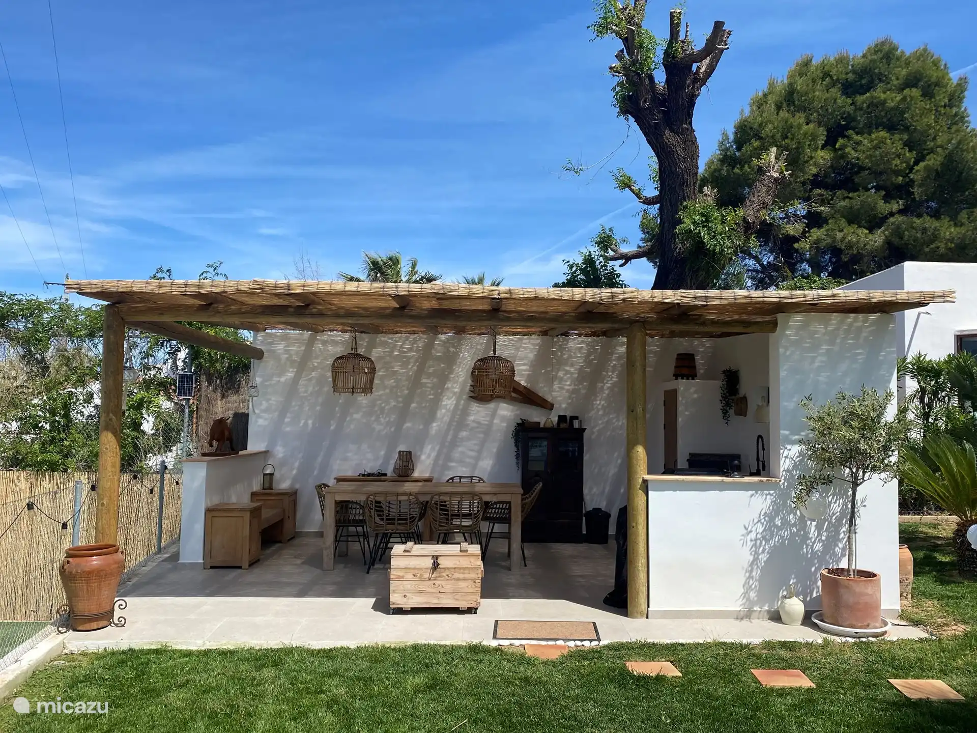 La cocina al aire libre bajo el sol de la tarde...