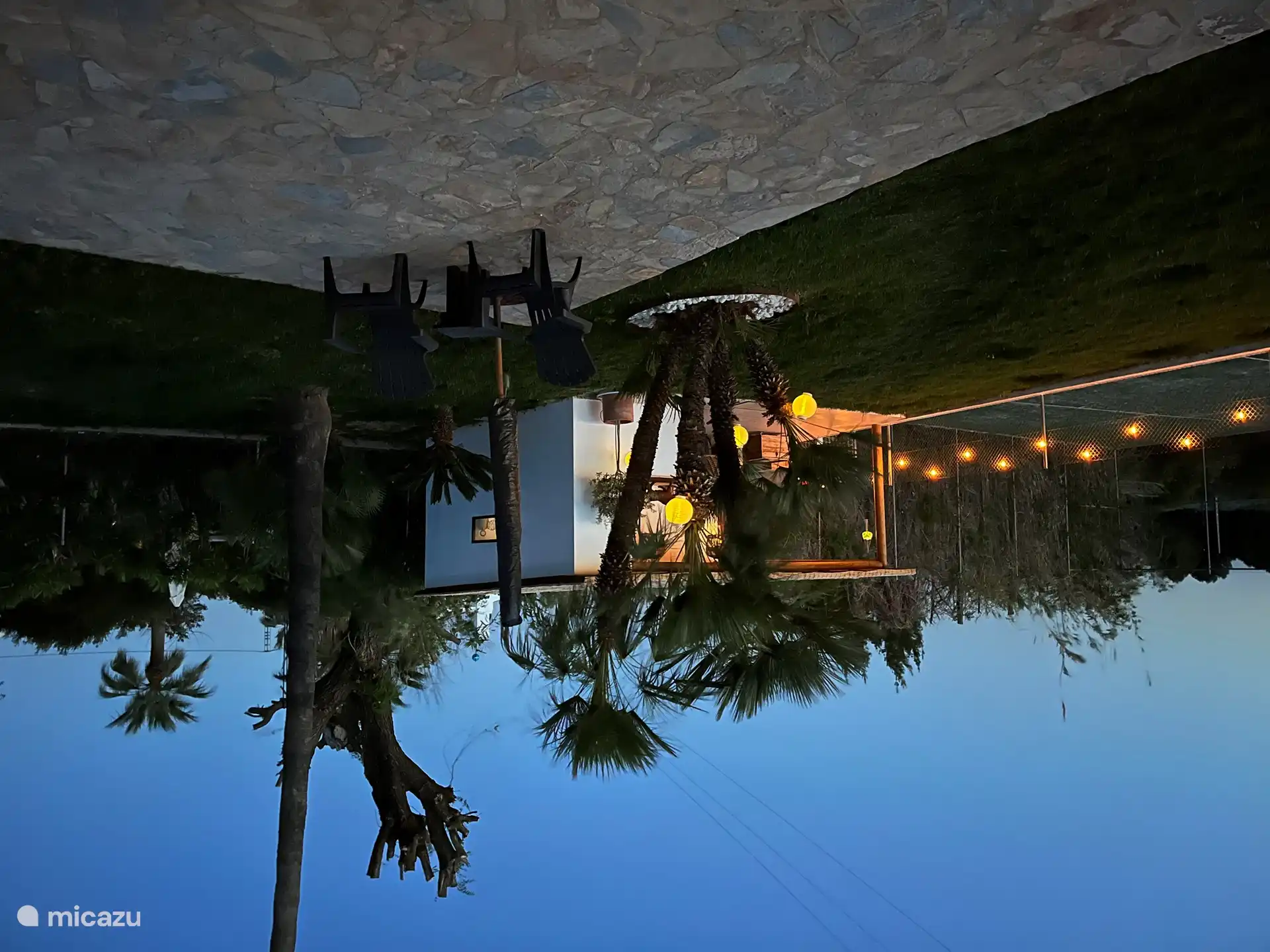 La iluminación ambiental.