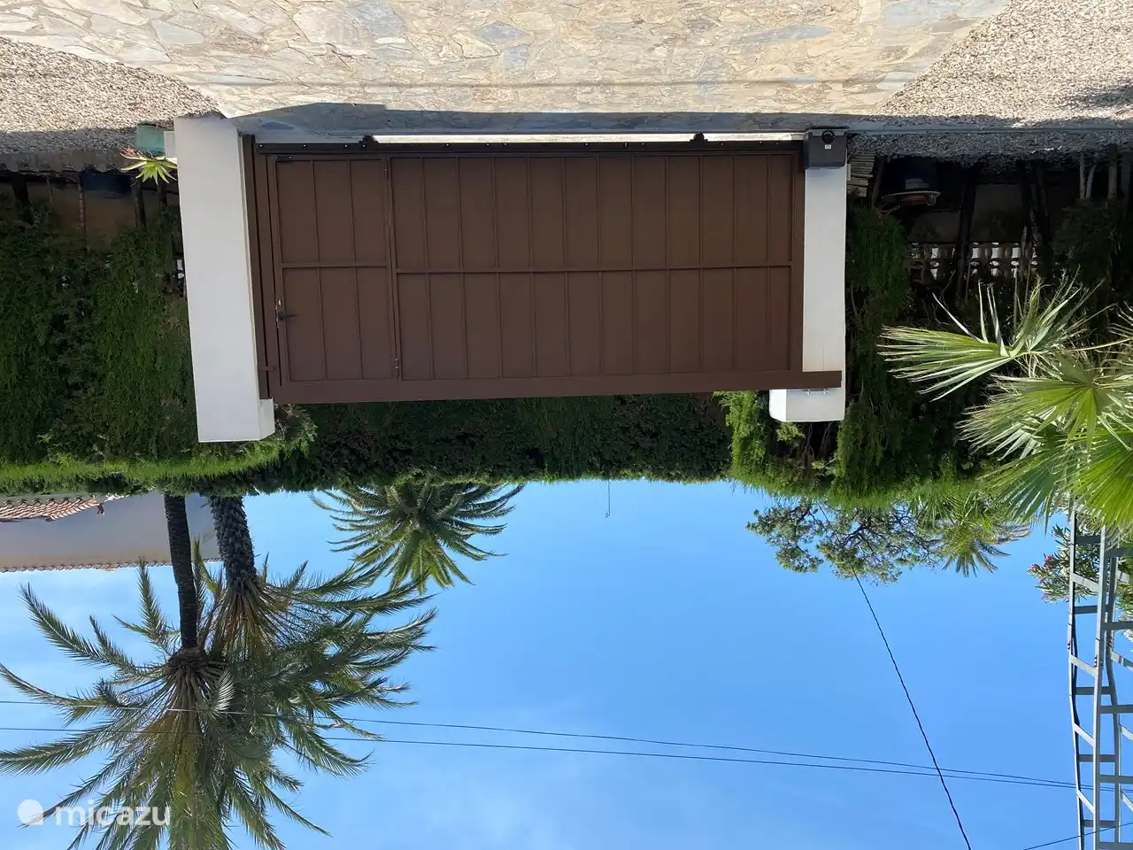 El portón eléctrico con mando a distancia...