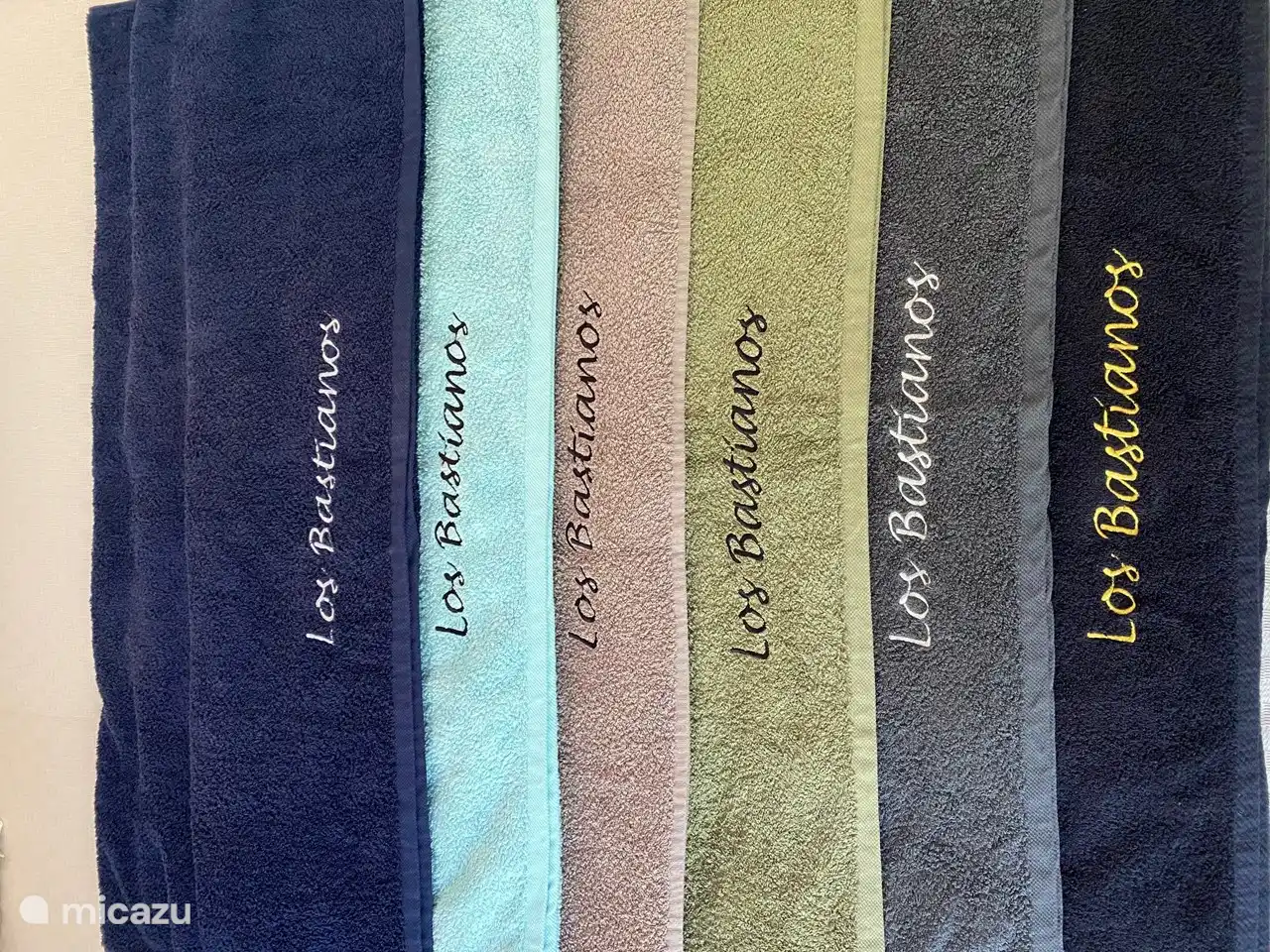 ¿Quieres ahorrar espacio en tu maleta? Puede agregar una toalla de playa (2 X 1 metro) al paquete de ropa como opción. Pedimos una tarifa adicional de 7,50 euros por toalla de playa para esto.