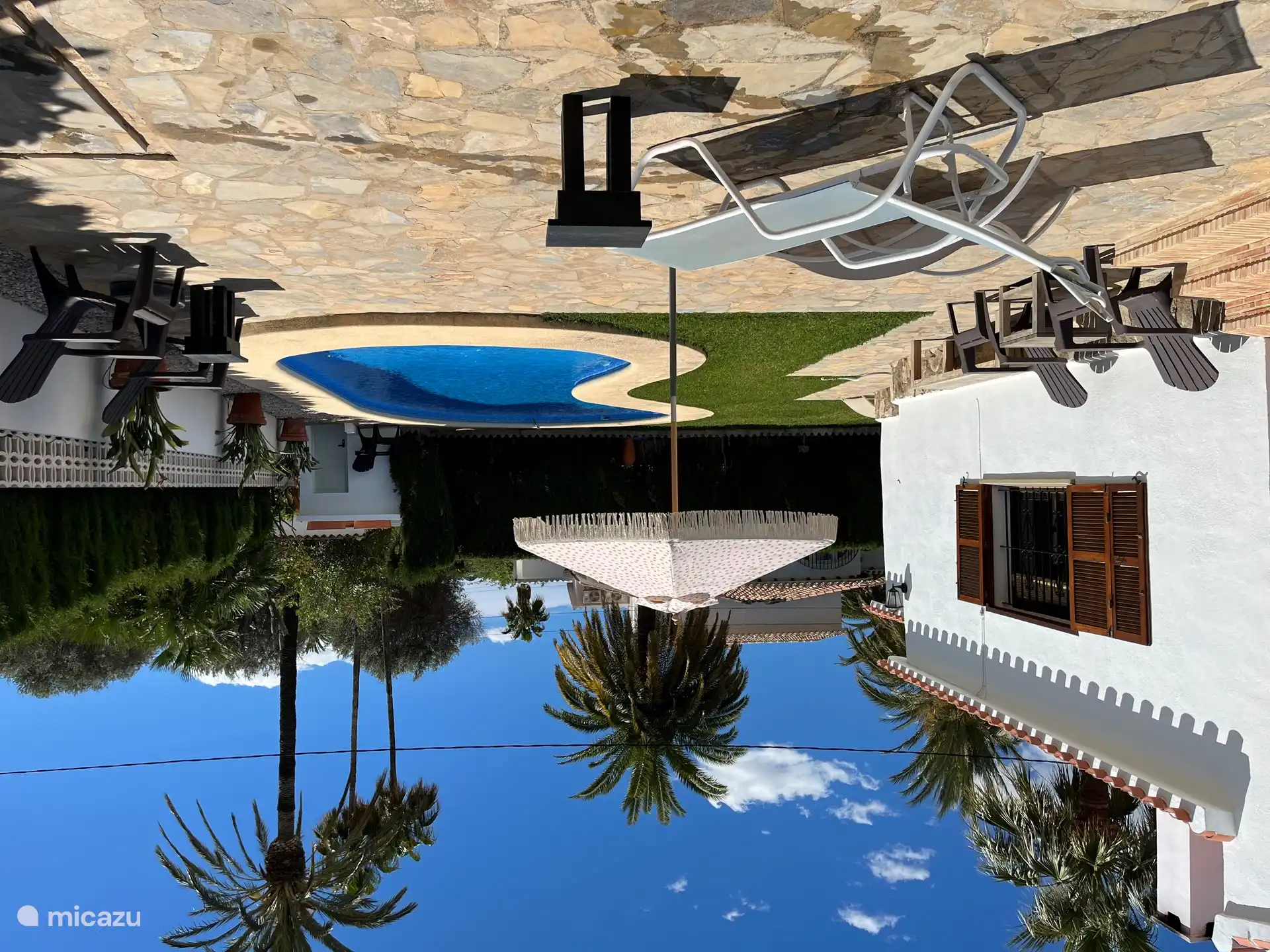 La terraza junto a la piscina... 
La piscina tiene una superficie de unos 30-35m2. La anchura máxima es de casi 4 metros y la longitud de unos 11 metros.