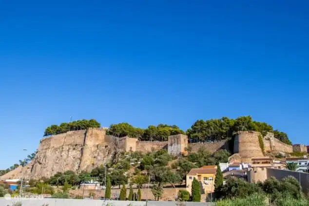 El castillo de Dénia, cerca del puerto y del casco antiguo.