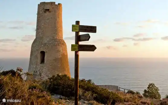 Las famosas torretas del páramo en el Montgó.