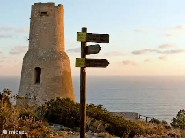 Finca Los Bastienos | Espagne, Costa Blanca, Dénia - villa Les célèbres tourelles d’amarrage sur le Montgo.