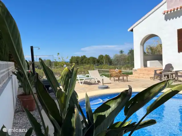 Finca Los Bastienos | Espagne, Costa Blanca, Dénia - villa Piscine sous un angle différent, avec la douche extérieure sur la gauche.