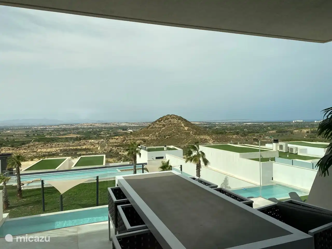 Blick von der Terrasse auf das Naturschutzgebiet.