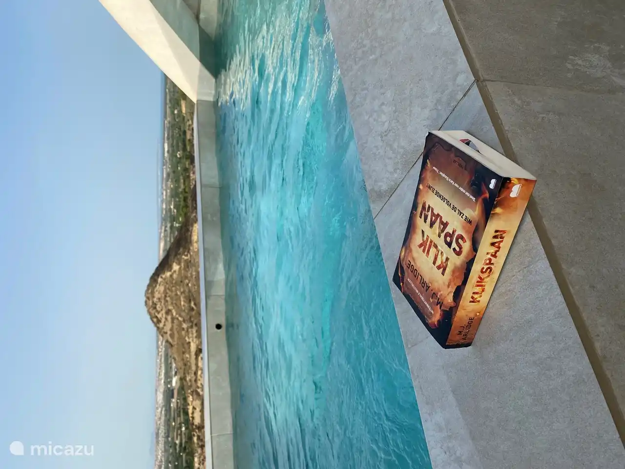 Wer möchte nicht am Pool ein Buch lesen?