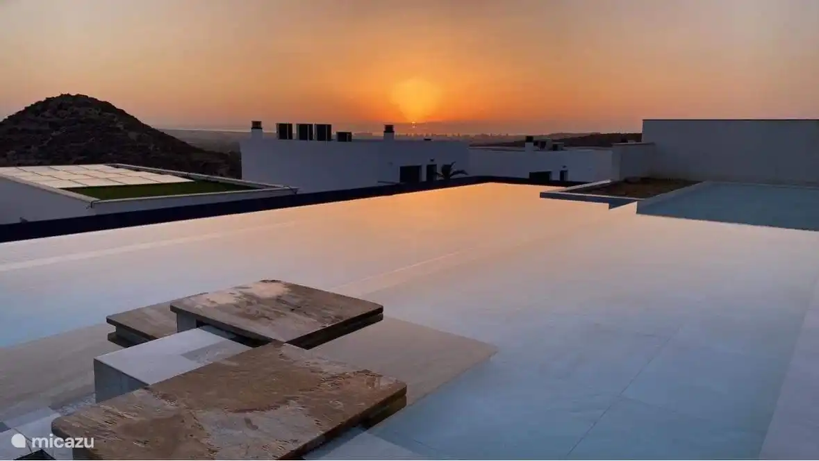 Sonnenaufgang am Gemeinschaftspool