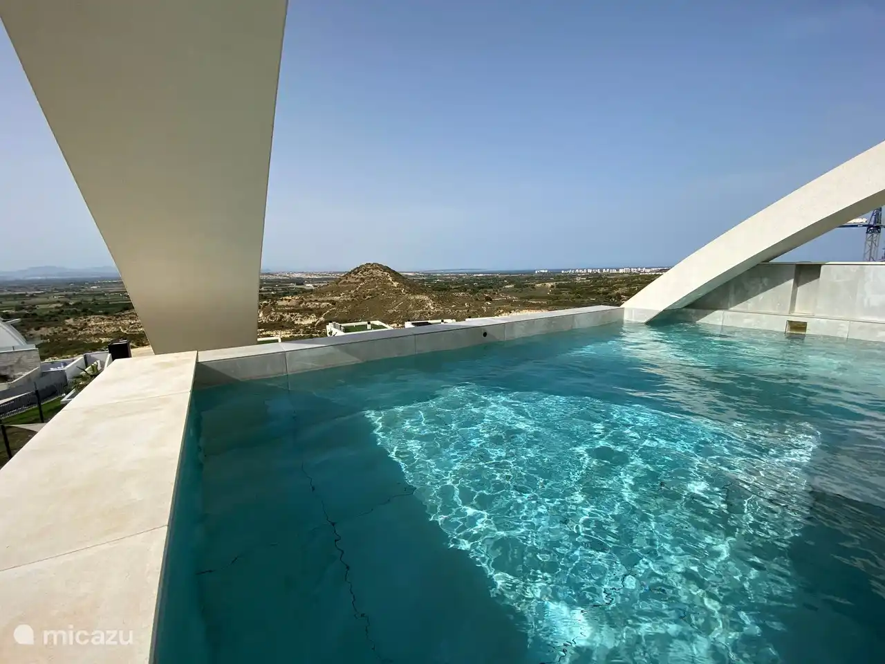 Schöne Aussicht vom Solarium auf das Naturschutzgebiet und das Meer in der Ferne.