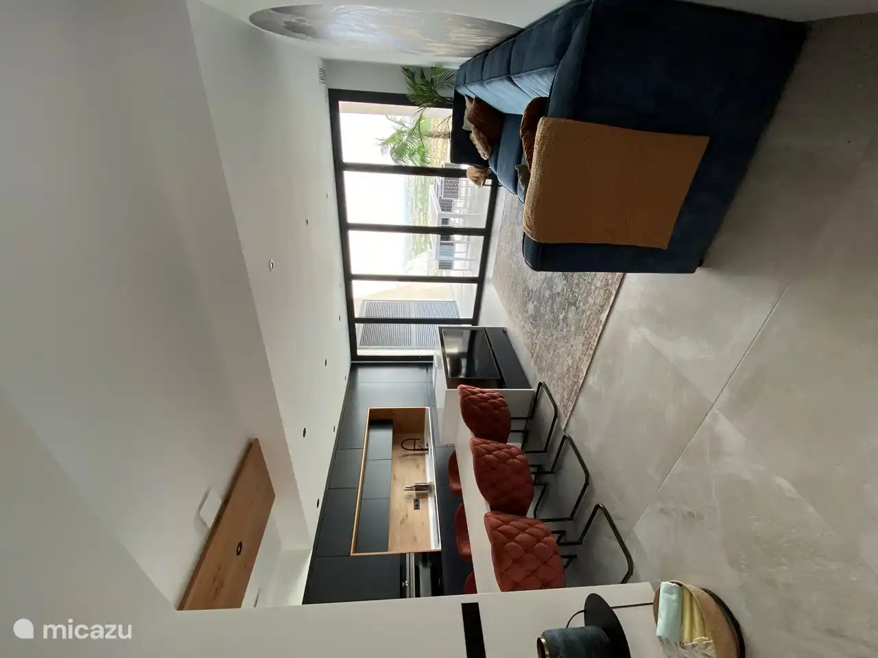 Wohnraum mit offener Küche