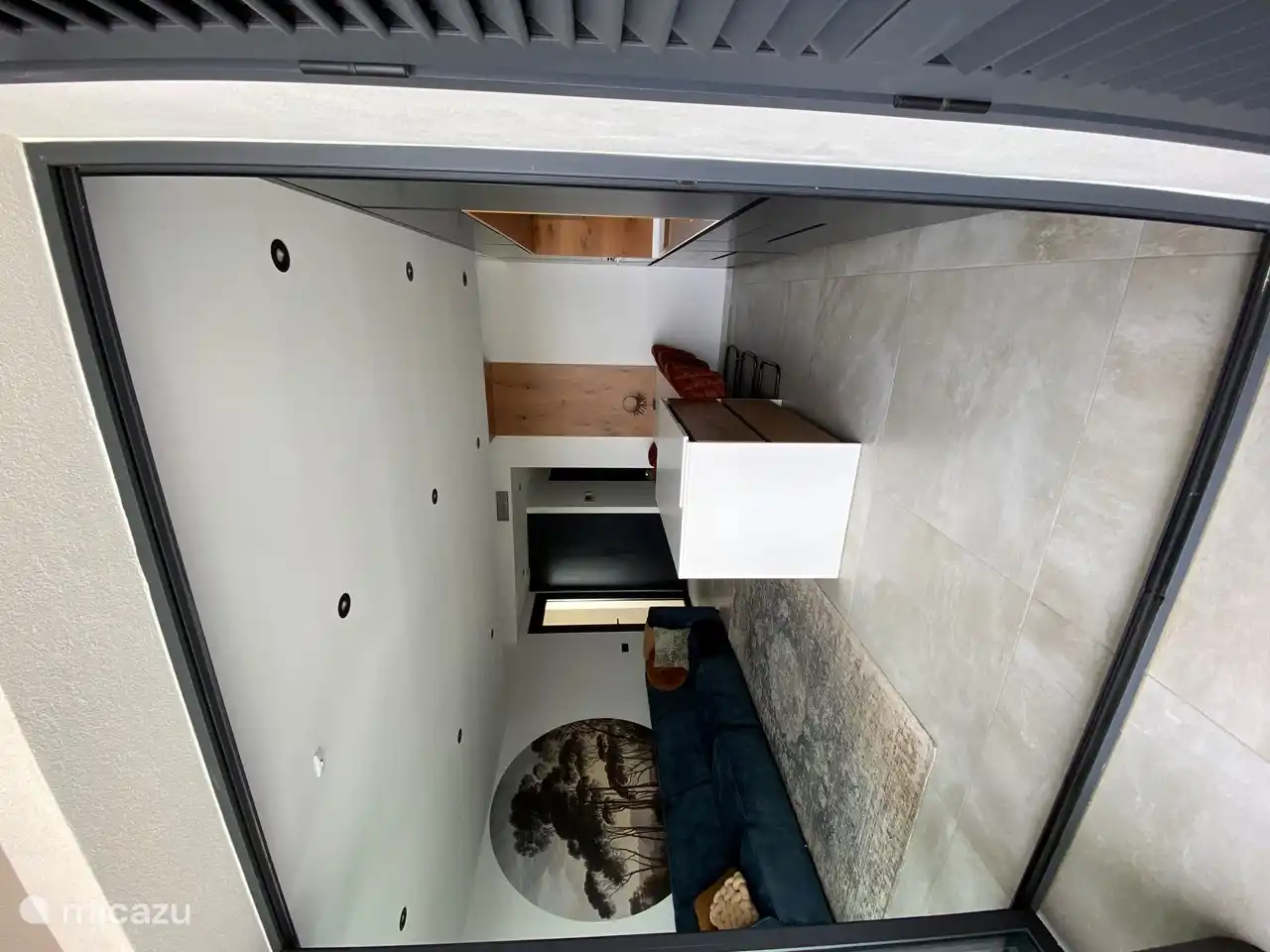 Wohnzimmer mit offener Küche.