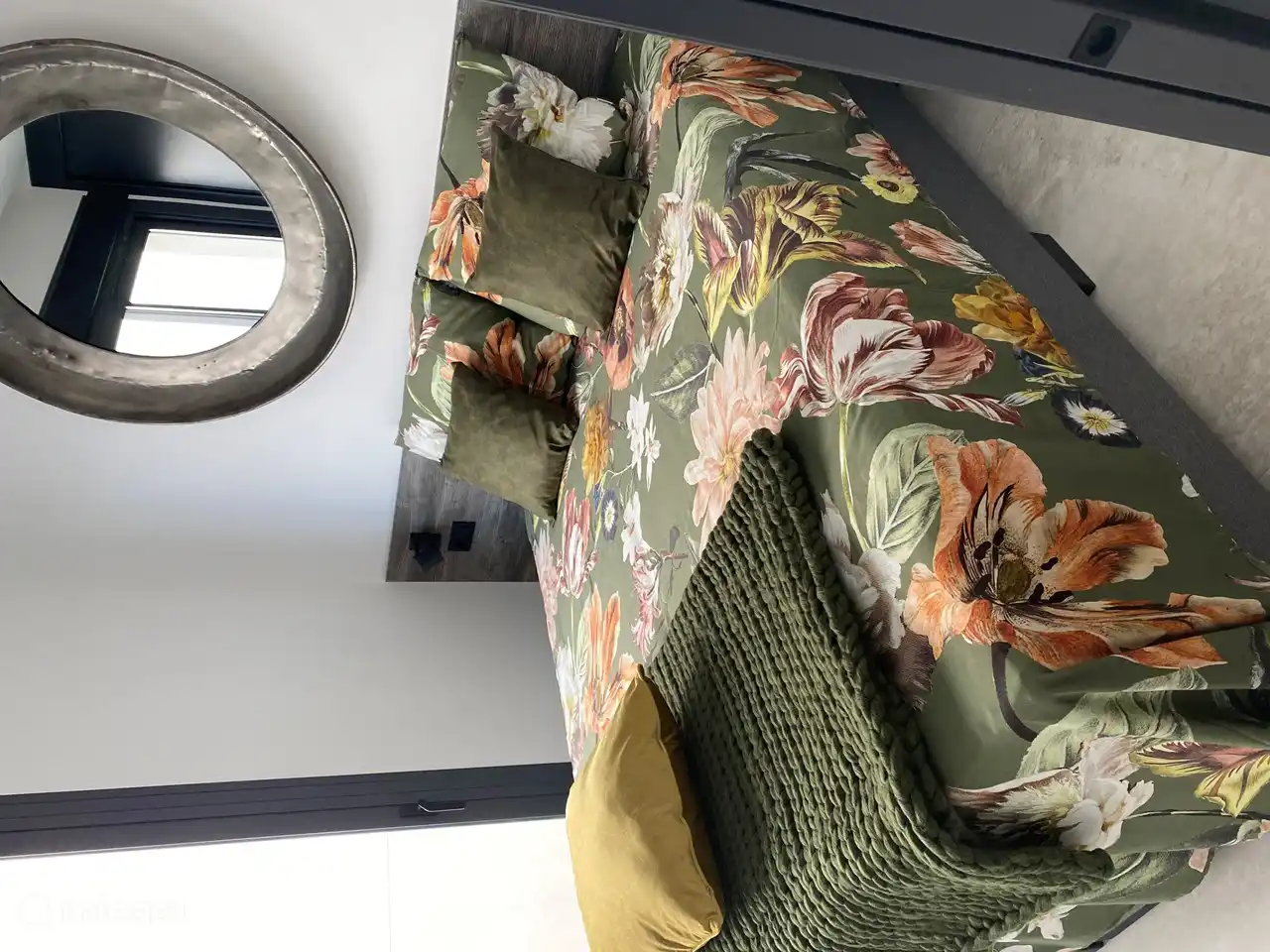 Zimmer 3 hat ein Boxspringbett von 160 x 200 cm, TV, maßgefertigten Schrank und Rollladen. Dieses Zimmer teilt sich das zweite Badezimmer mit Zimmer 2.