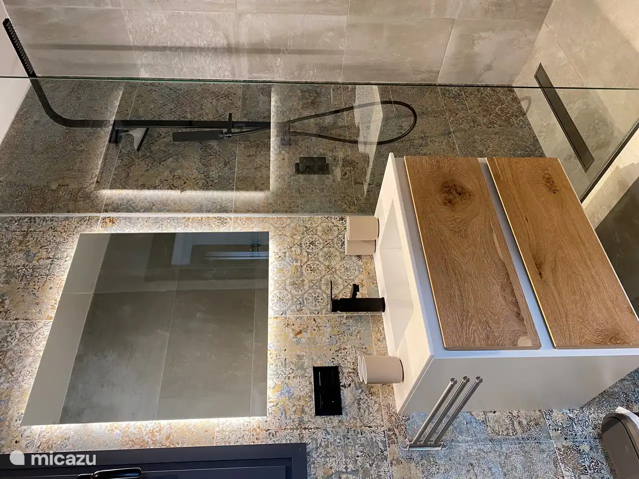 Beide Badezimmer sind mit Toilette, Waschbecken und Dusche ausgestattet. Es gibt auch eine Fußbodenheizung.