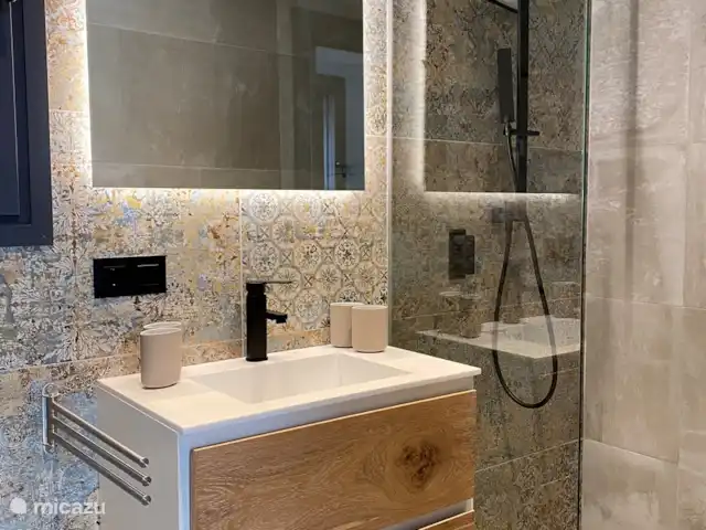 La Casa de Lili | Espagne, Costa Blanca, Rojales - penthouse Les deux salles de bains sont équipées de toilettes, lavabo et douche. Il y a aussi le chauffage au sol.