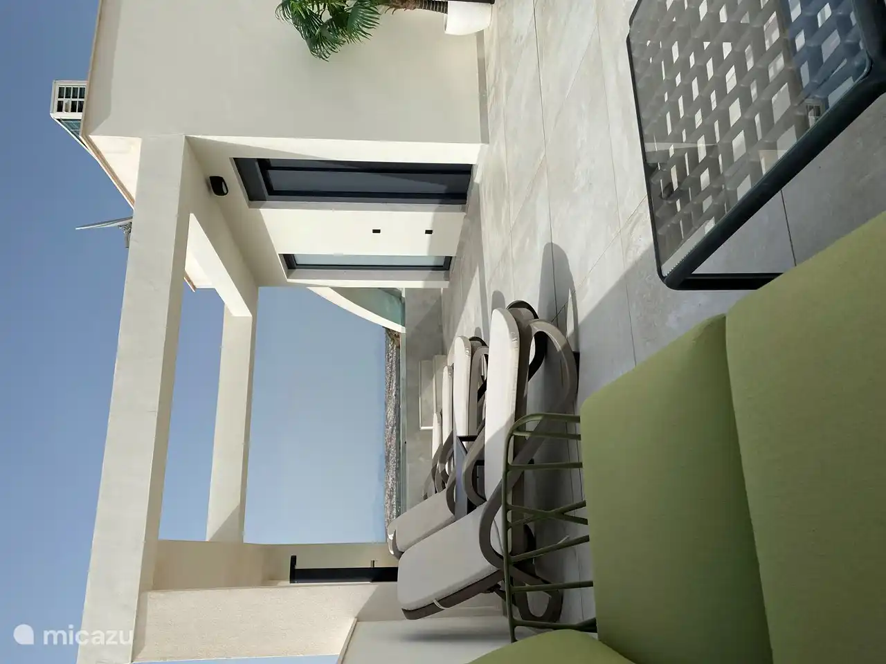 Solarium mit Liegestühlen und Lounge.