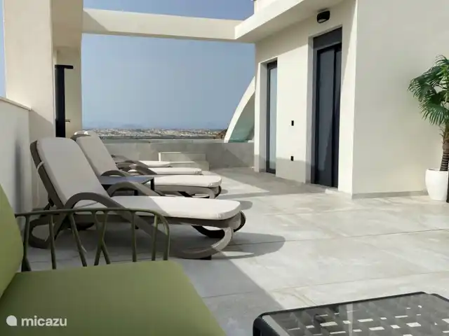 La Casa de Lili | Espagne, Costa Blanca, Rojales - penthouse Solarium avec chaises longues et salon.