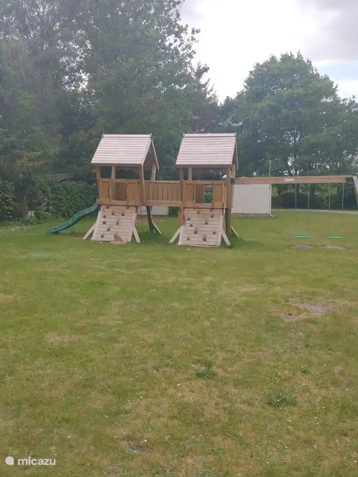 Spiel- und Kletterhaus im Park