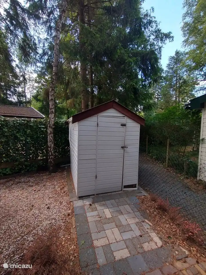 Fahrradschuppen hinter dem Haus