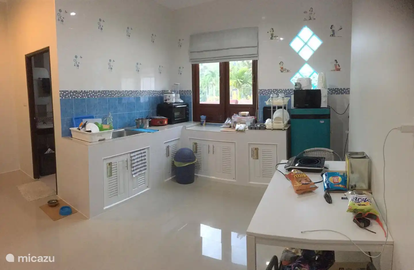 Una espaciosa cocina está a disposición de todos si elige cocinar para usted mismo por la noche.